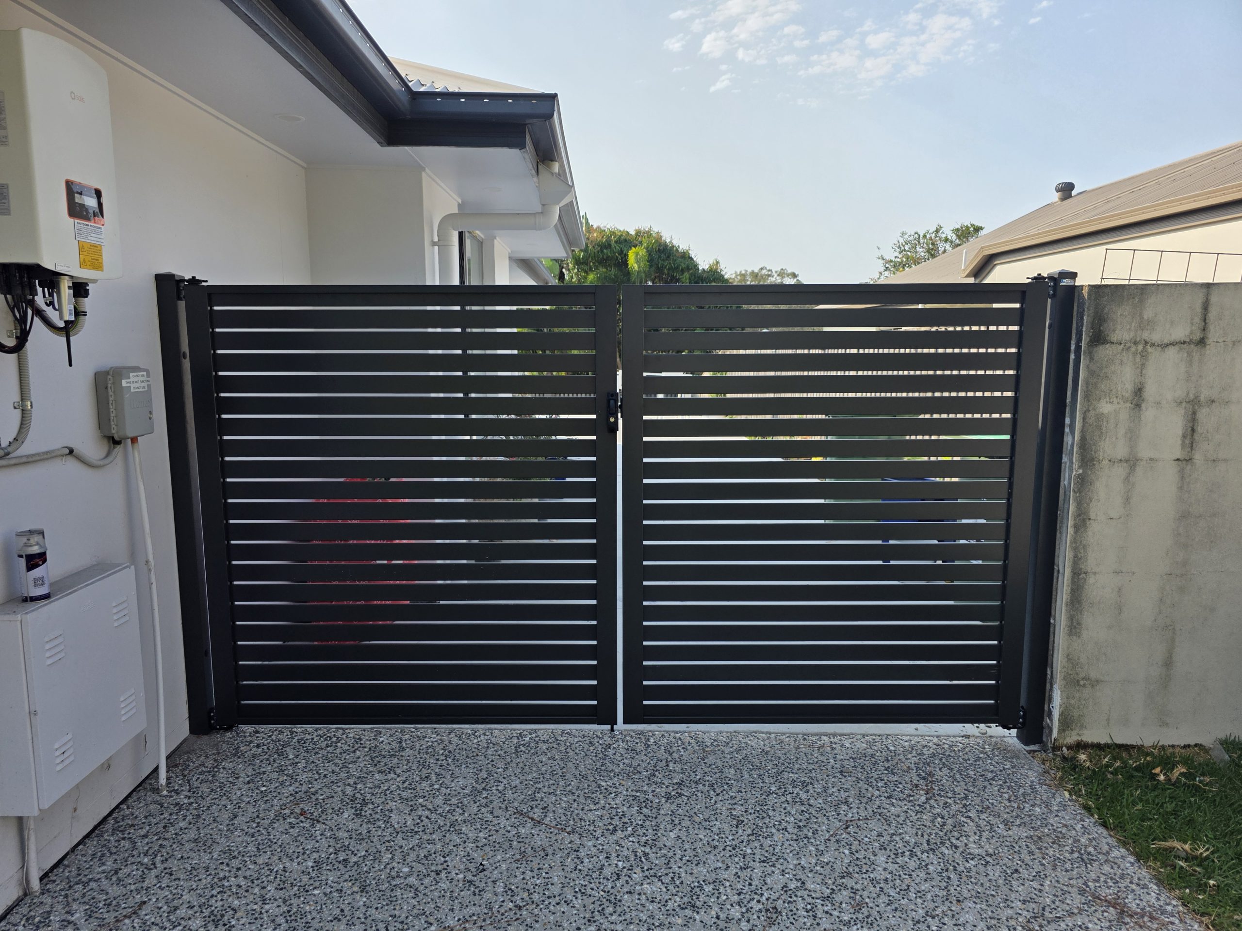 Aluminium Horizontal Slat Double Swing Gate - Image 8