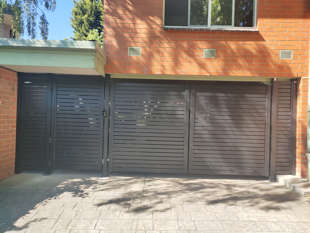 Aluminium Horizontal Slat Double Swing Gate - Image 7