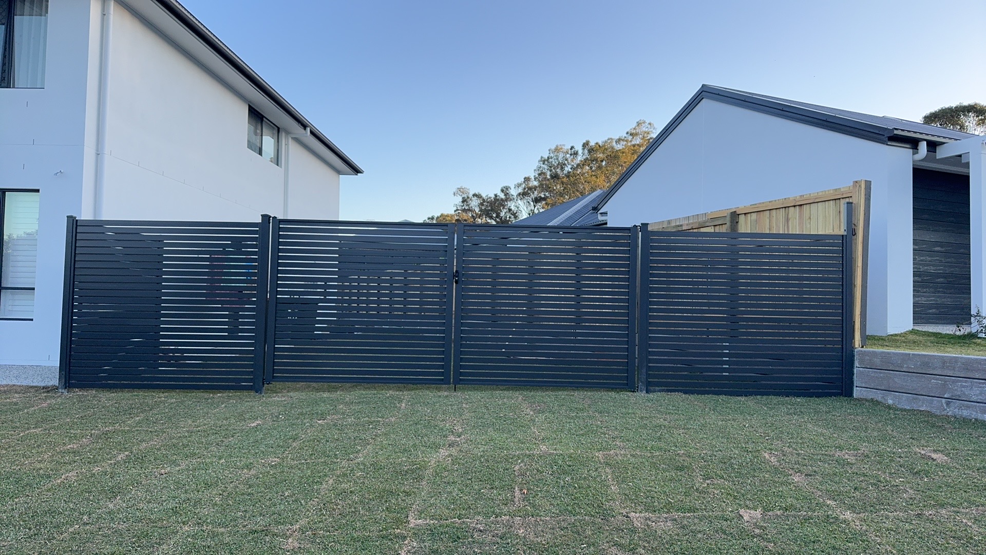 Aluminium Horizontal Slat Double Swing Gate - Image 6