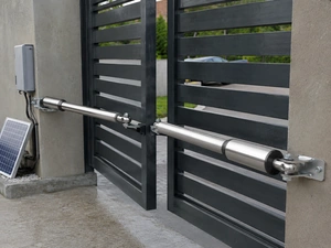Automatic double swing gate motor arm installed on a gate leaf