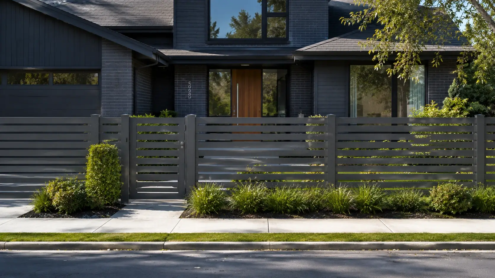 Front yard aluminum horizontal slats fence for modern house